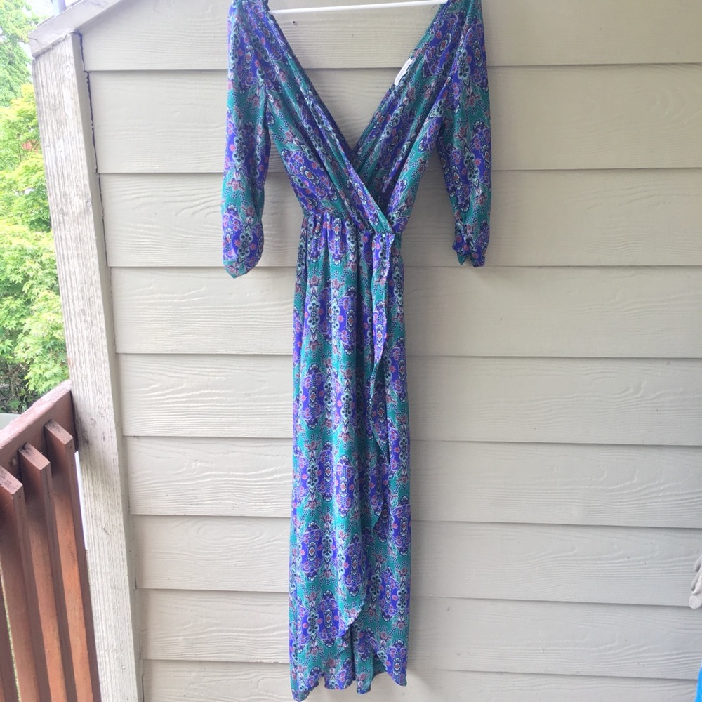 Deep V-neck summer dress with 3/4 sleeve